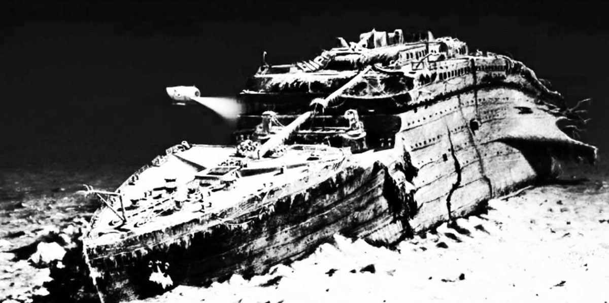 1985 -  العثور على حطام سفينة تيتانيك في المحيط الأطلسي.
