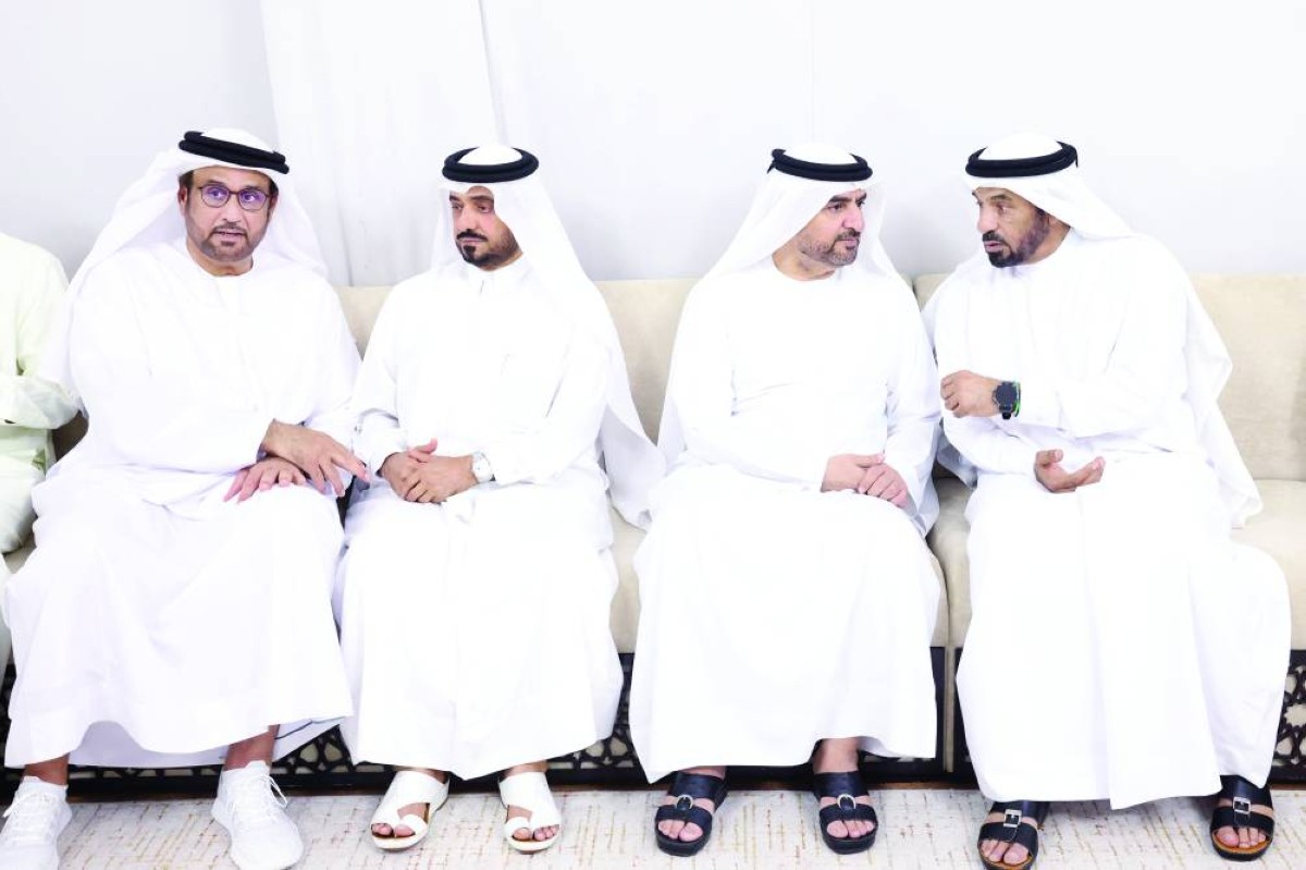 سمو الشيخ عبدالله بن سالم القاسمي نائب حاكم الشارقة وراشد أحمد بن الشيخ رئيس الديوان الأميري بالشارقة خلال العزاء 