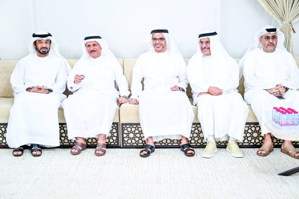 طارق هلال لوتاه وأحمد حميد الطاير وماجد سيف الغرير وسلطان المنصوري وخالد عيسى بوحميد خلال العزاء 