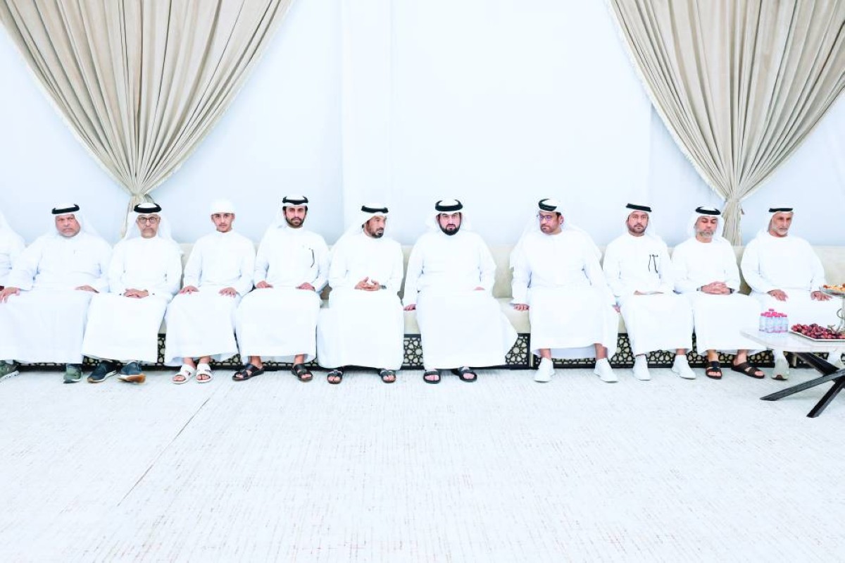 الشيخ أحمد بن محمد يقدم واجب العزاء بوفاة إبراهيم عيسى بوحميد 