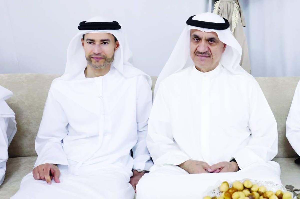 معالي محمد هادي الحسيني وزير المالية وأحمد عبدالكريم جلفار خلال العزاء 