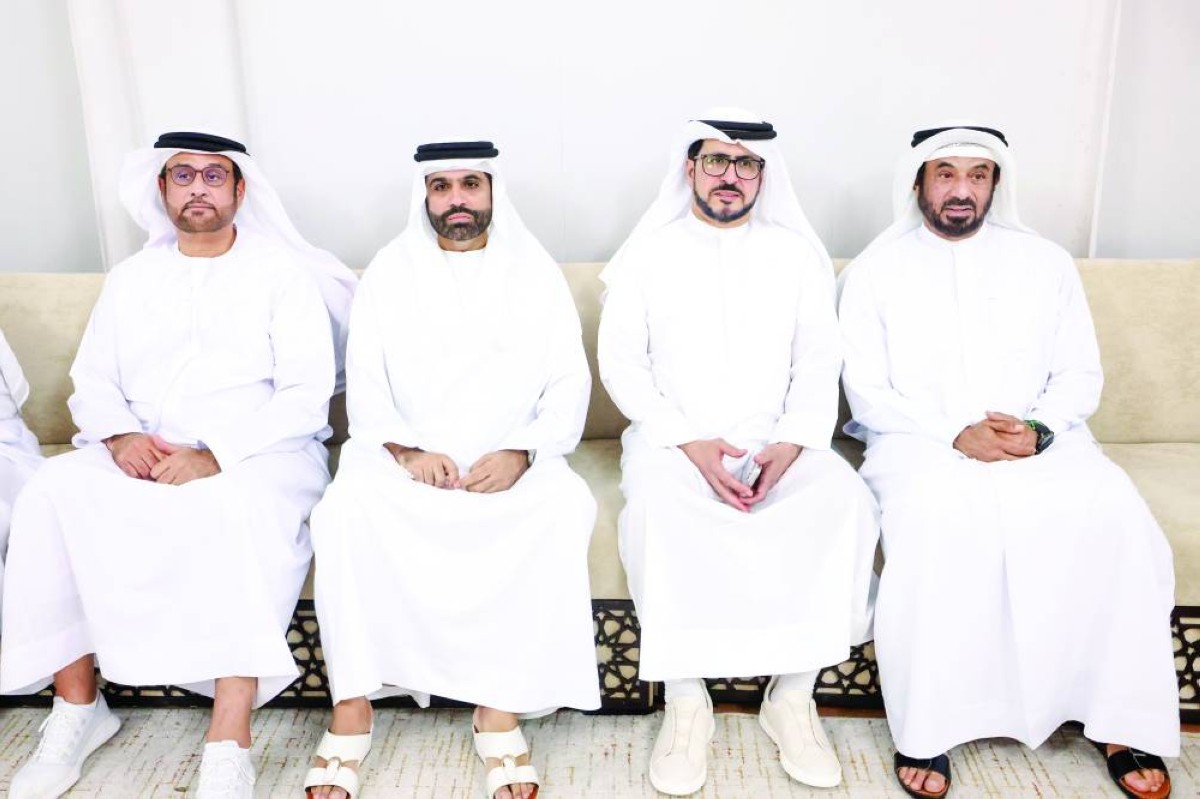 معالي سعيد بن محمد الطاير والشيخ هلال بن ذياب ال نهيان خلال العزاء 