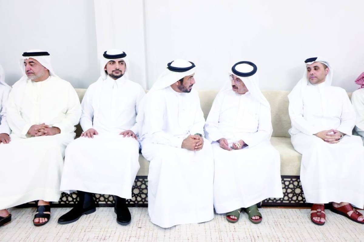 سمو الشيخ حشر بن مكتوم ال مكتوم والشيخ مانع بن راشد بن مانع ال مكتوم والشيخ سهيل بن علي بن سعيد ال مكتوم خلال العزاء 