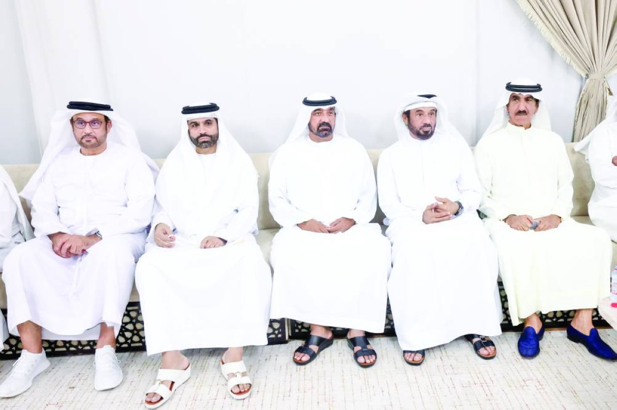 سمو الشيخ أحمد بن سعيد ال مكتوم الرئيس الأعلى لمجموعة طيران الإمارات والشيخ هلال بن ذياب ال نهيان ومحي الدين بن هندي خلال العزاء 