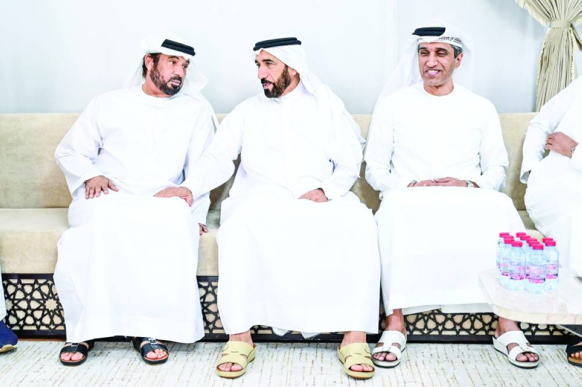 عبدالله البسطي وسيف عبدالله الشعفار وخالد عيسى بوحميد خلال العزاء 