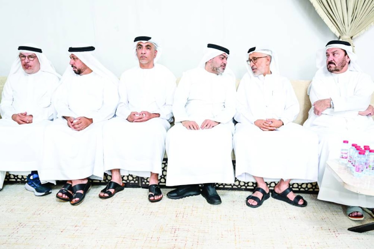 عبدالملك جاني ويوسف يعقوب السركال وخالد عبدالله عمران تريم رئيس مجلس إدارة تحرير جريدة الخليج وعيسى مير وسعيد بوزنجال وعبدالله خميس خلال العزاء