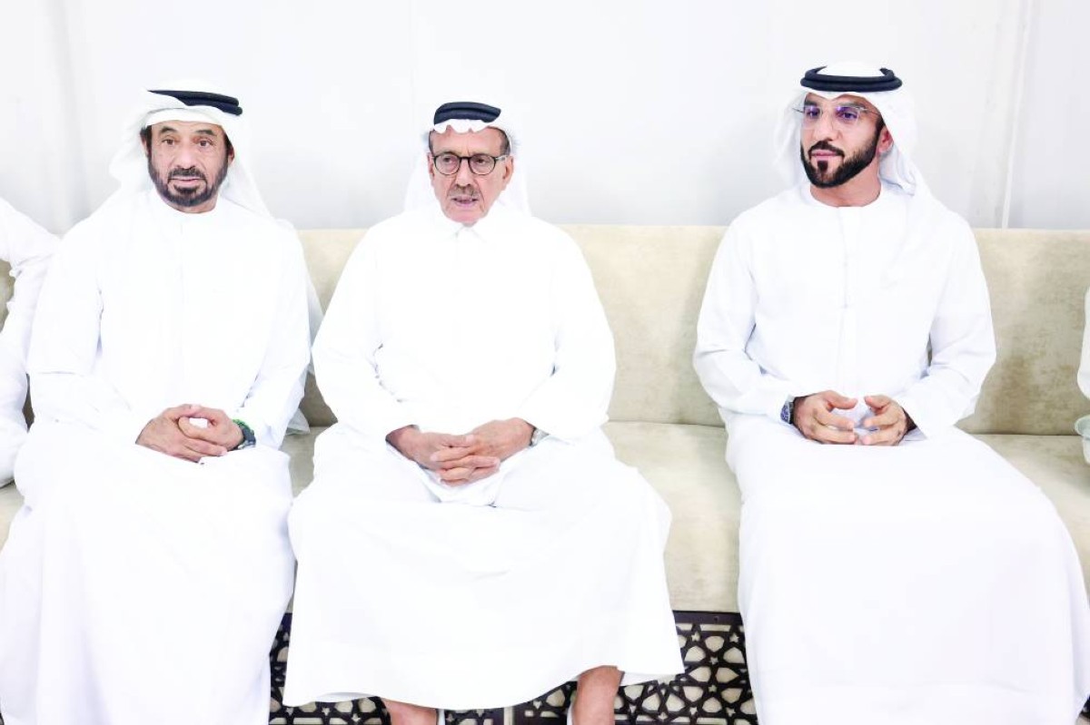 خلف الحبتور وعبدالله حمد بن سوقات خلال العزاء 