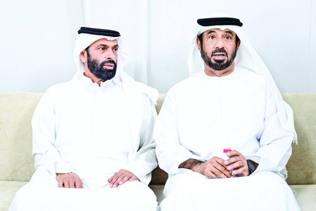 خالد عيسى بوحميد والمهندس عيسى الميدور خلال العزاء 