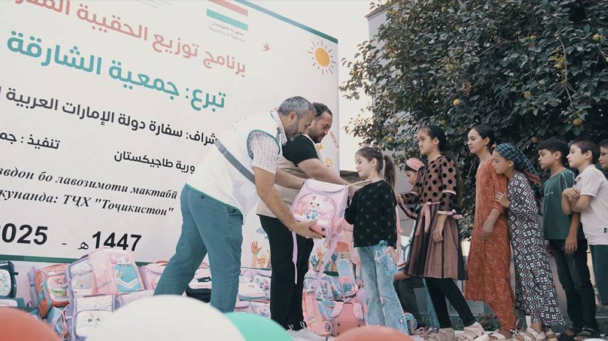 خلال توزيع الحقائب المدرسية