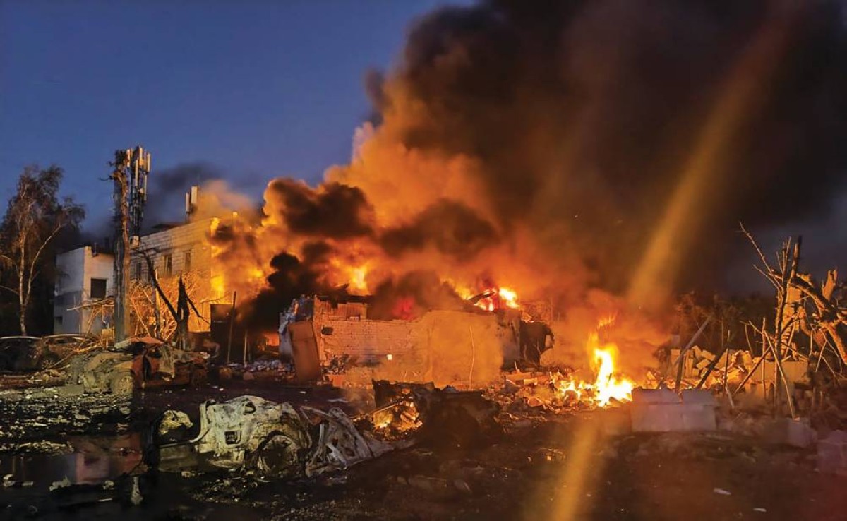 موقع تعرّض للقصف في زابوريجيا جنوب شرقي أوكرانيا