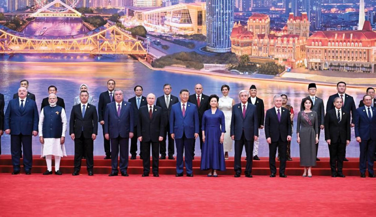 لقطة جماعية للقادة المشاركين في القمة عقب وصولهم إلى مدينة تيانغين  