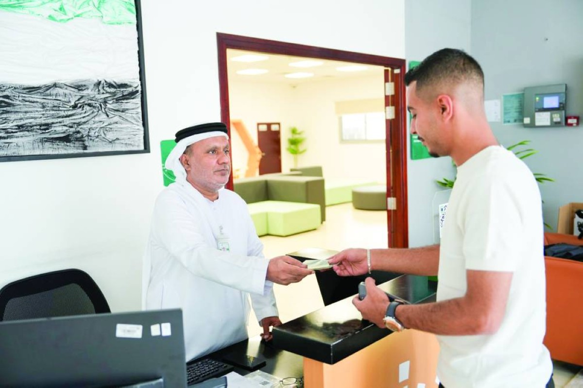 أحد المراجعين يتسلم جواز سفره من إدارة المفقوادت والمعثورات