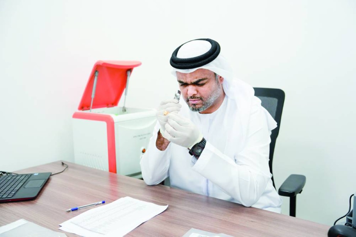 تقييم المجوهرات النادرة والأحجار الكريمة والساعات باستخدام أجهزة متطورة