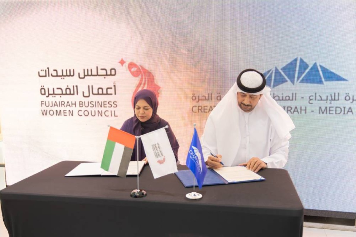 سالم الحفيتي وعائشة الجاسم خلال التوقيع