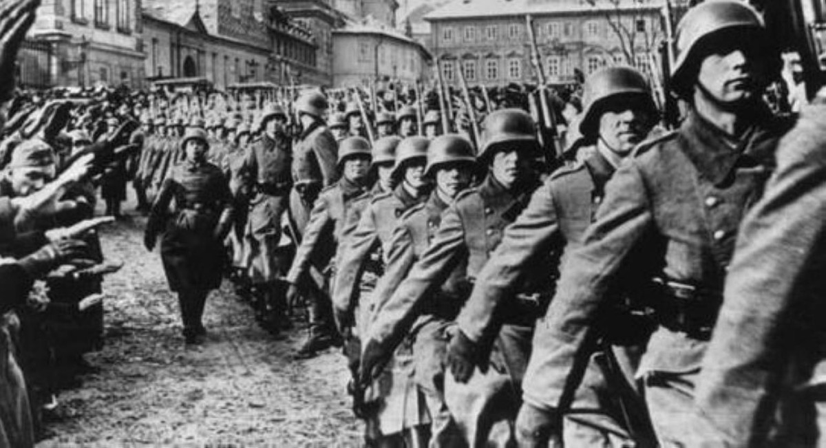 1945  الإعلان رسمياً عن انتهاء الحرب العالمية الثانية التي قتل فيها عشرات الملايين.