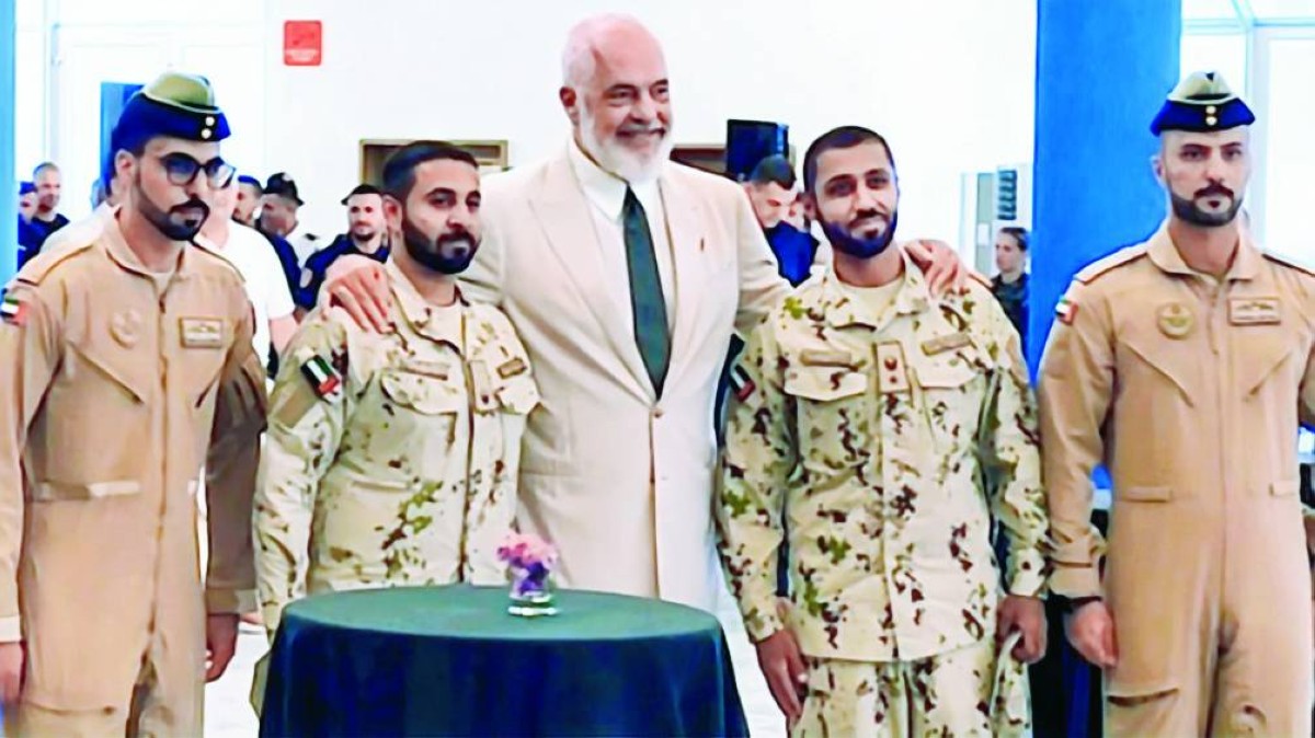 إيدي راما خلال تكريم فريق الإنقاذ الإماراتي