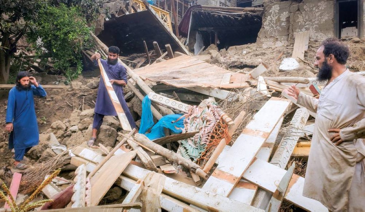 أفغان يتفقدون منزلهم المدمر في ولاية كونار 