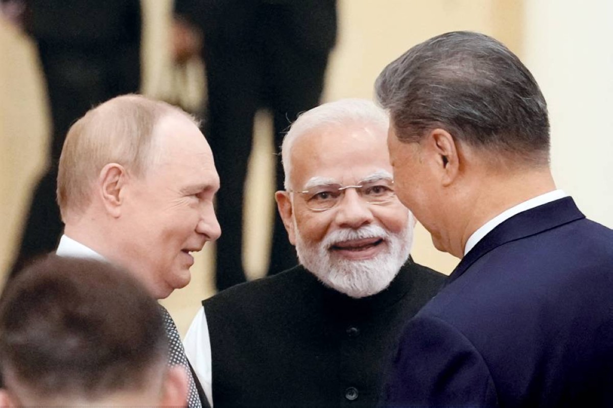 بوتين وشي ومودي في حوار ضاحك على هامش قمة تيانغين