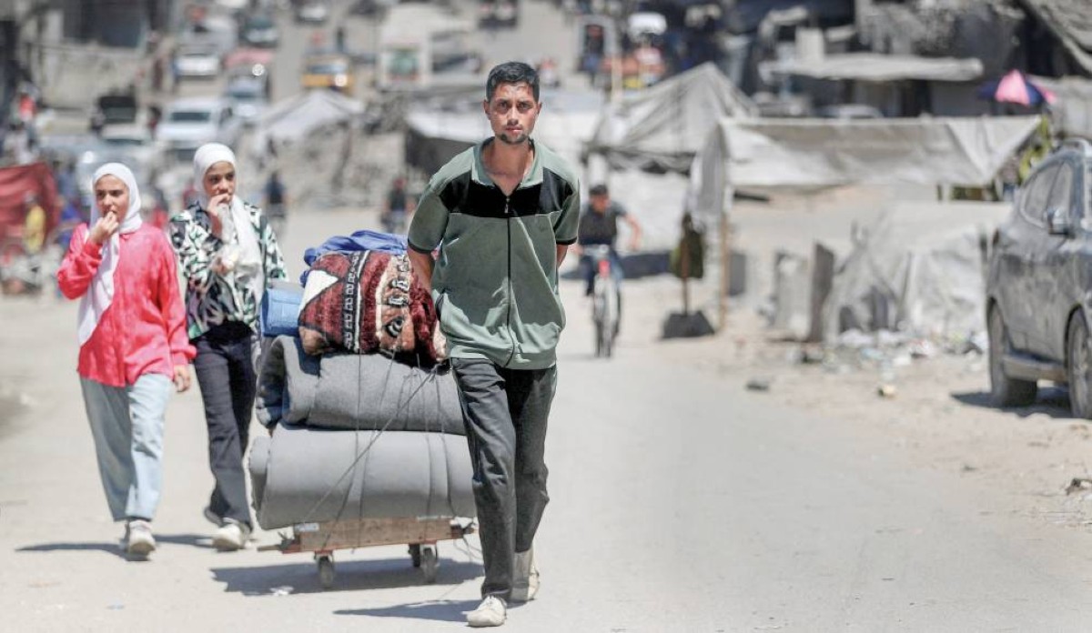 فلسطينيون يجرون أمتعتهم إلى خارج مدينة غزة حيث لا مكان آمن