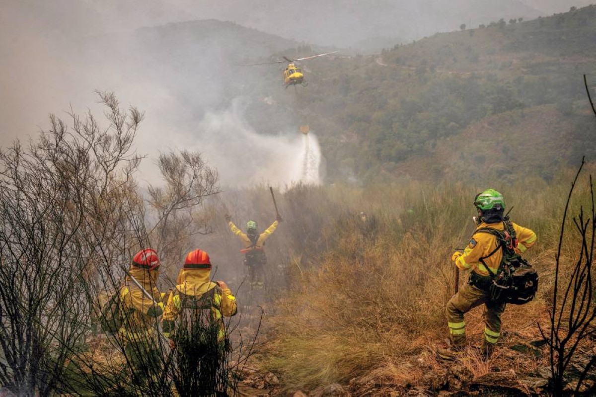 مروحية تشارك في مكافحة حرائق غابات بمنطقة غاليسيا في إسبانيا

