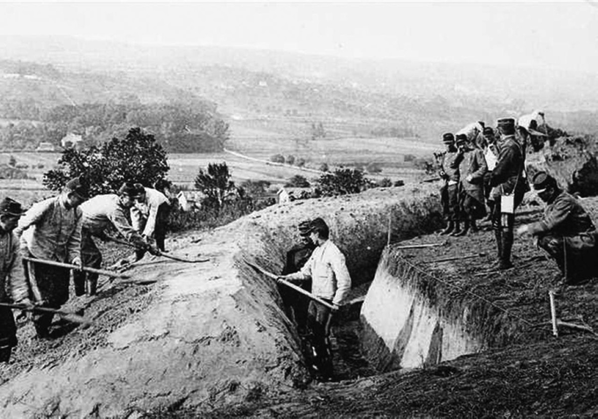 1914 ألمانيا تعلن الحرب على فرنسا في بداية الحرب العالمية الأولى.