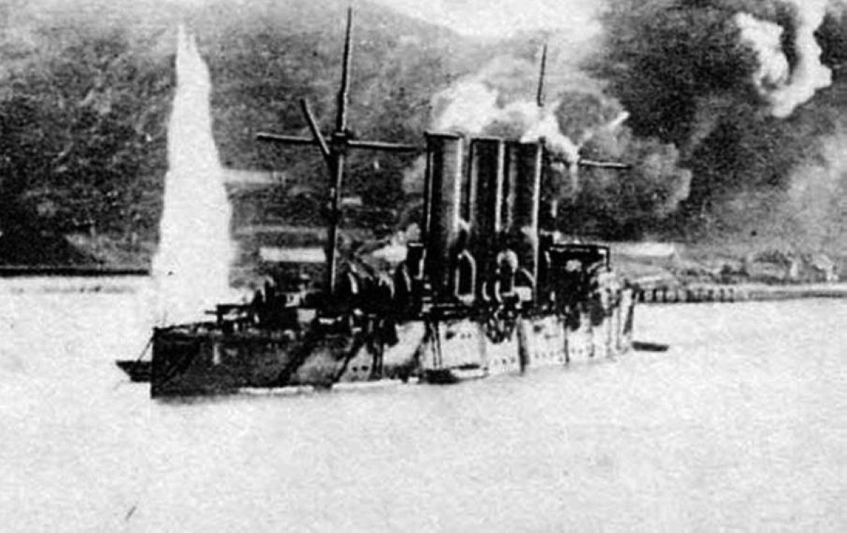 1905 اليابان وروسيا توقعان معاهدة بورتسموث التي أنهت الحرب الروسية اليابانية.