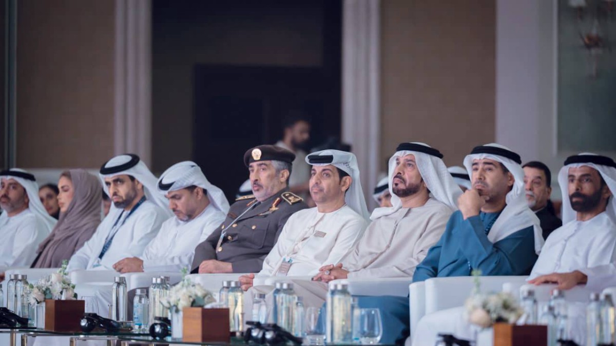 خليفة بن محمد آل نهيان وعلي النيادي ومحمد العلي وجانب من الحضور