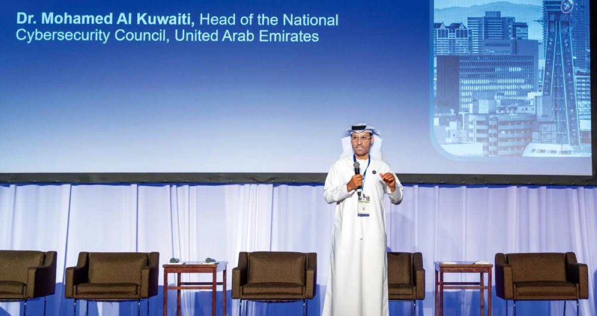 محمد الكويتي متحدثاً خلال إحدى الجلسات