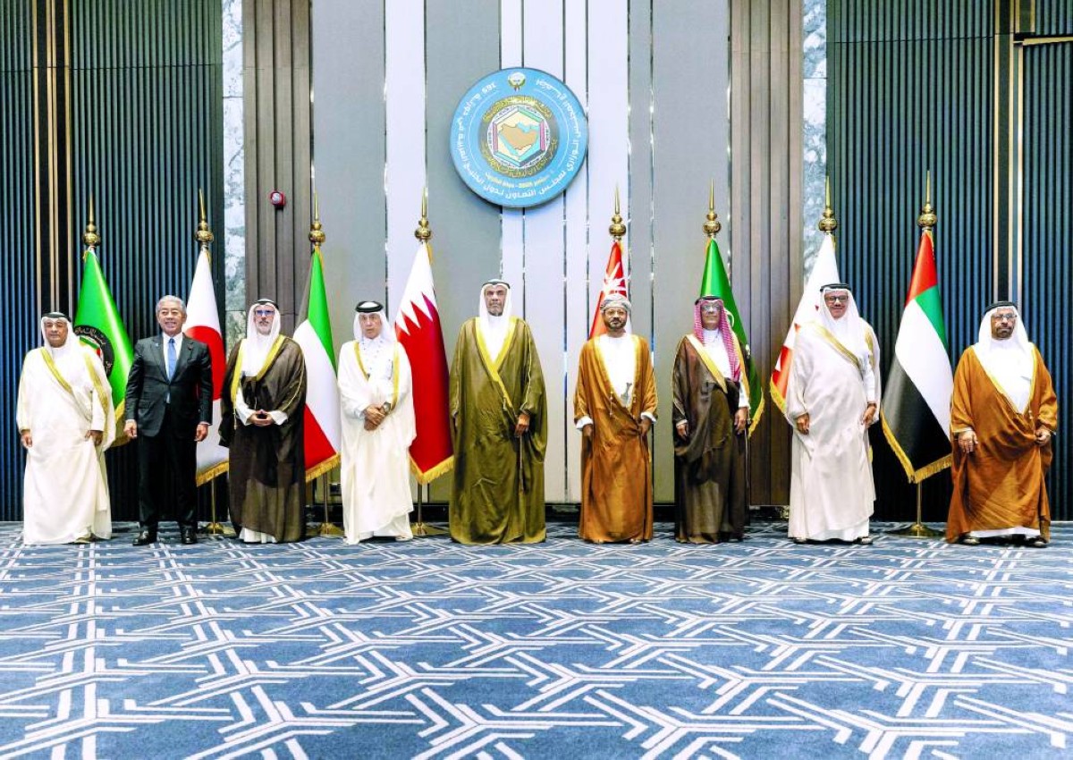 خليفة المرر مع الوزراء المشاركين في الاجتماع 