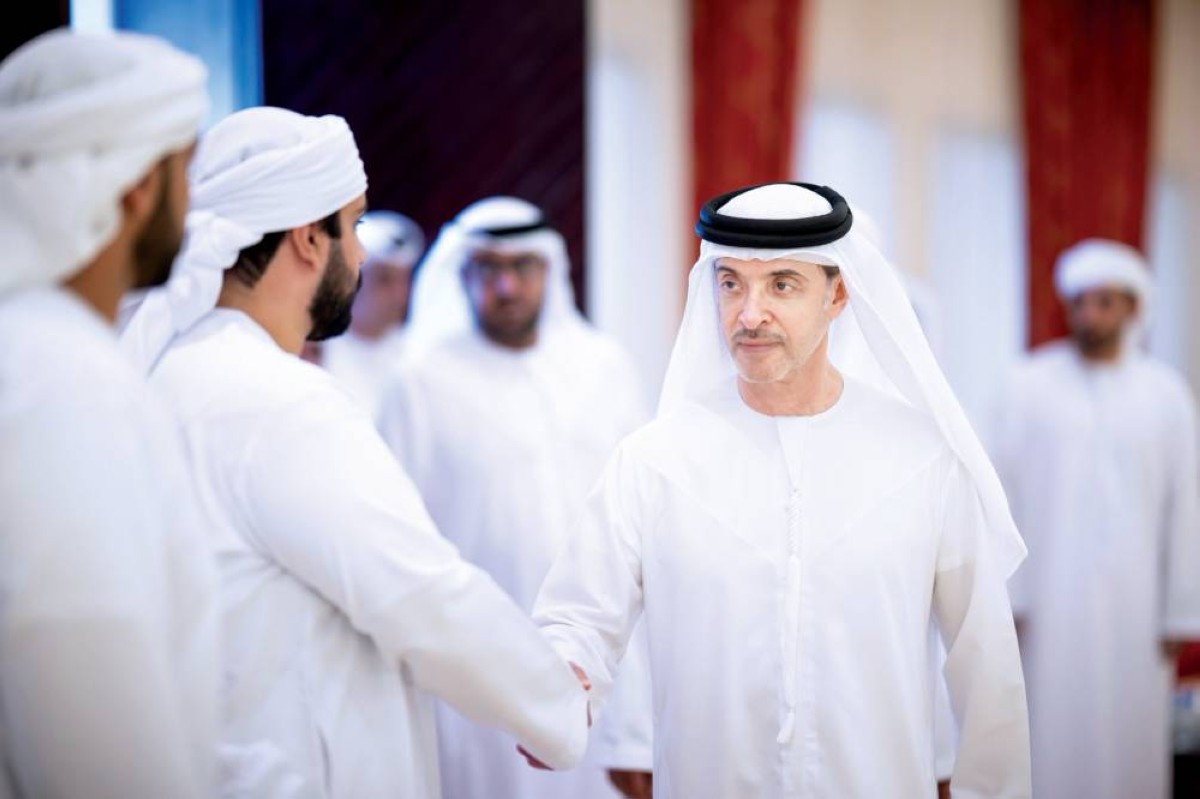  هزاع بن زايد مصافحاً أسرة الفقيد والمعزين 