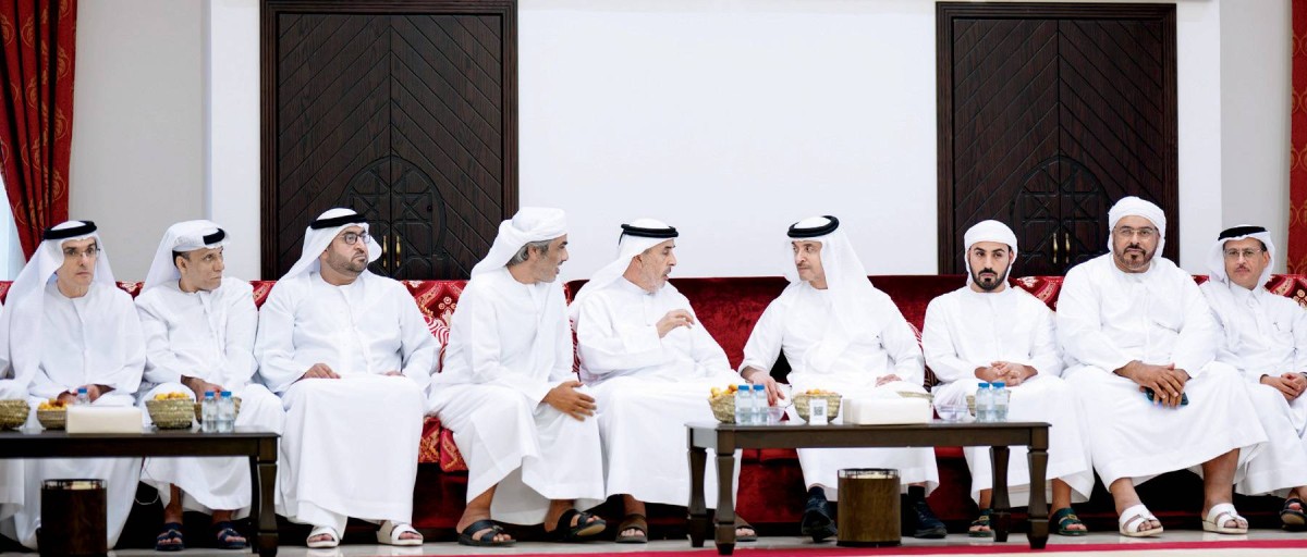  هزاع بن زايد خلال تقديمه واجب العزاء
