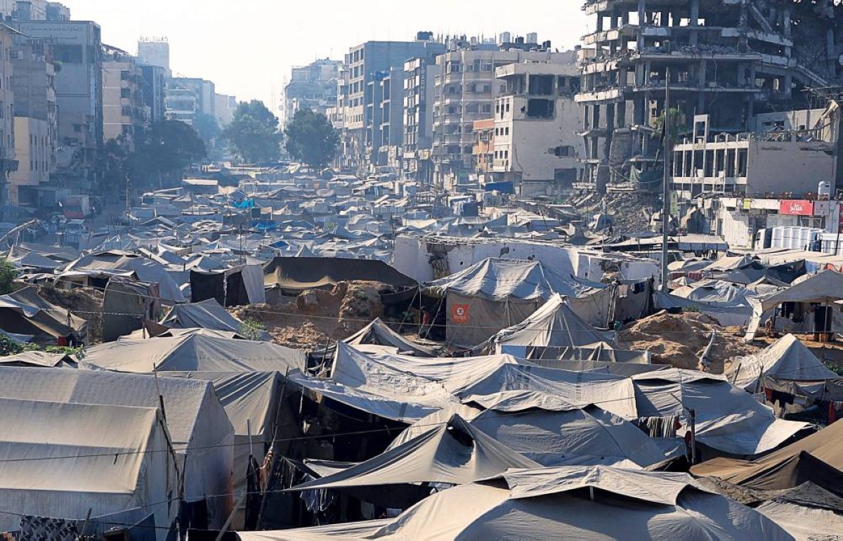 مخيم مترامي الأطراف يزدحم بالنازحين من مدينة غزة