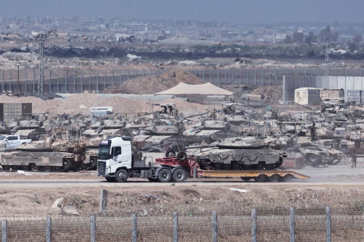 جنود إسرائيليون مع مركبات عسكرية يتجمعون في موقع بالقرب من السياج الحدودي مع غزة 


