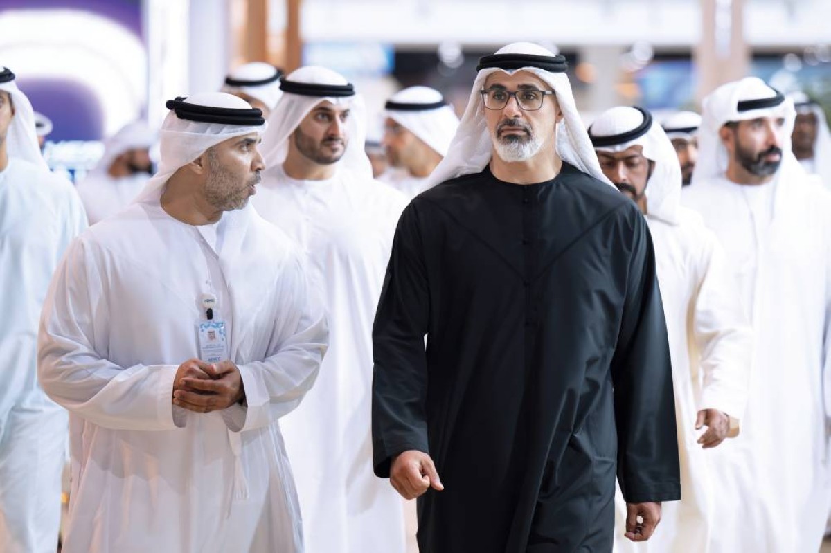 خالد بن محمد خلال جولته في معرض أبوظبي الدولي للصيد والفروسية يرافقه خليفة بن طحنون وحميد الظاهري
