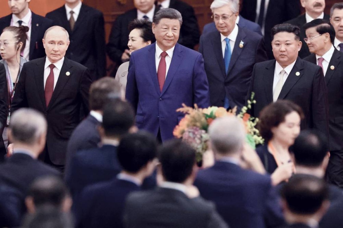 شي جين بينغ وبوتين وكيم جونغ أون أثناء وصولهم إلى مقر الاحتفال بقاعة الشعب الكبرى في بكين