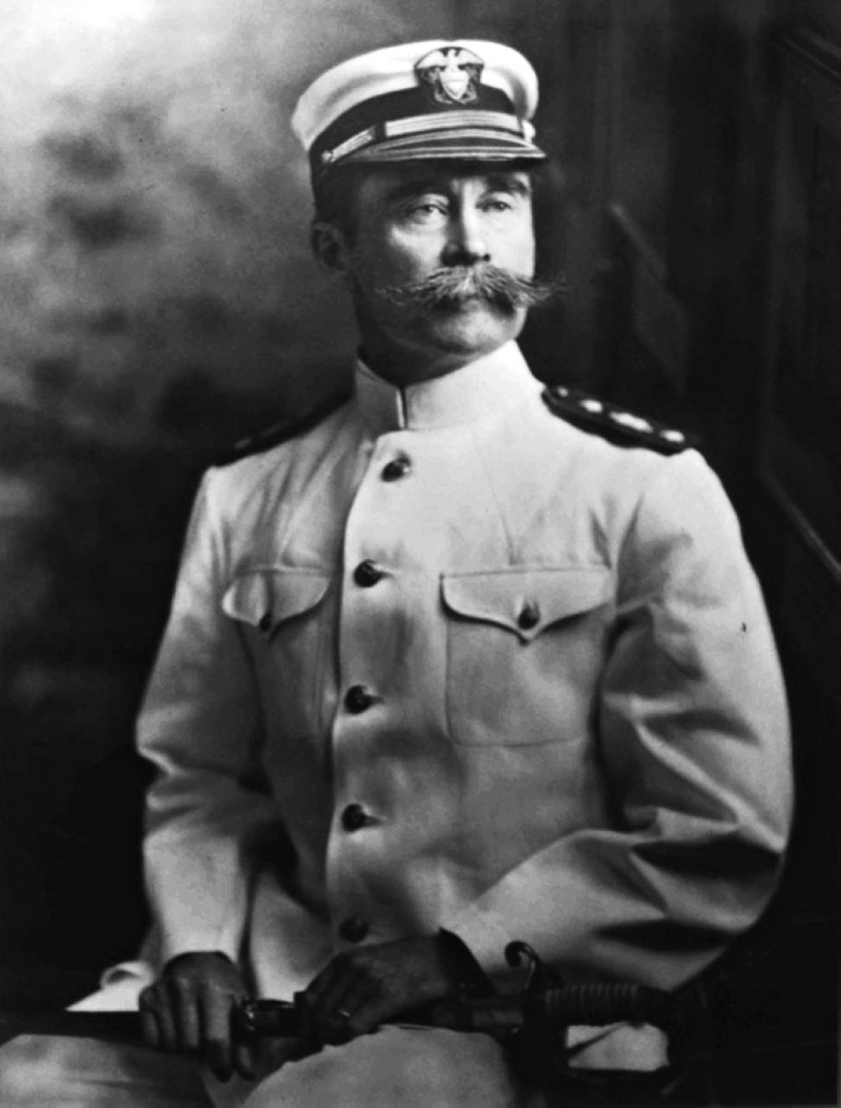 1909 المستكشف الأمريكي روبرت بيري يصل إلى القطب الشمالي
