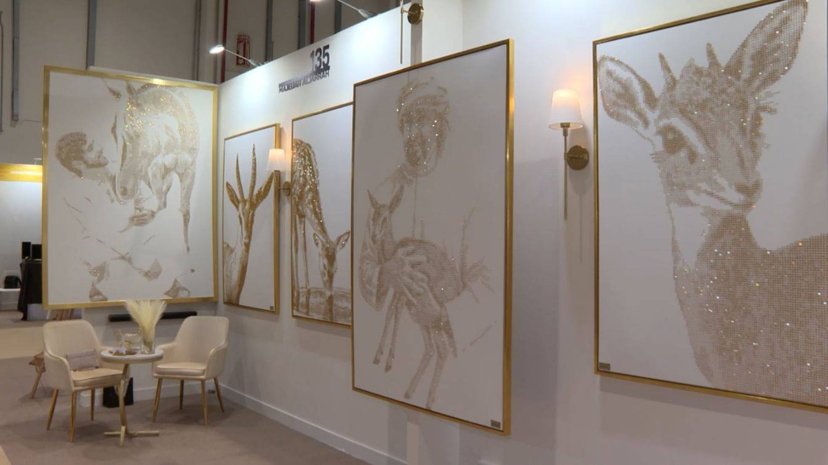 إبداع إماراتي بالكريستال يعكس الهوية الوطنية في "أبوظبي للصيد والفروسية"