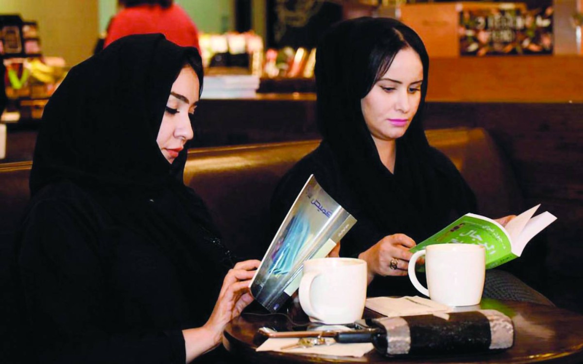 المقاهي توفر لروادها الاستمتاع بالقراءة