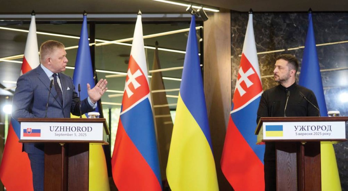 زيلينسكي ورئيس وزراء سلوفاكيا روبرت فيكو خلال مؤتمر صحافي مشترك