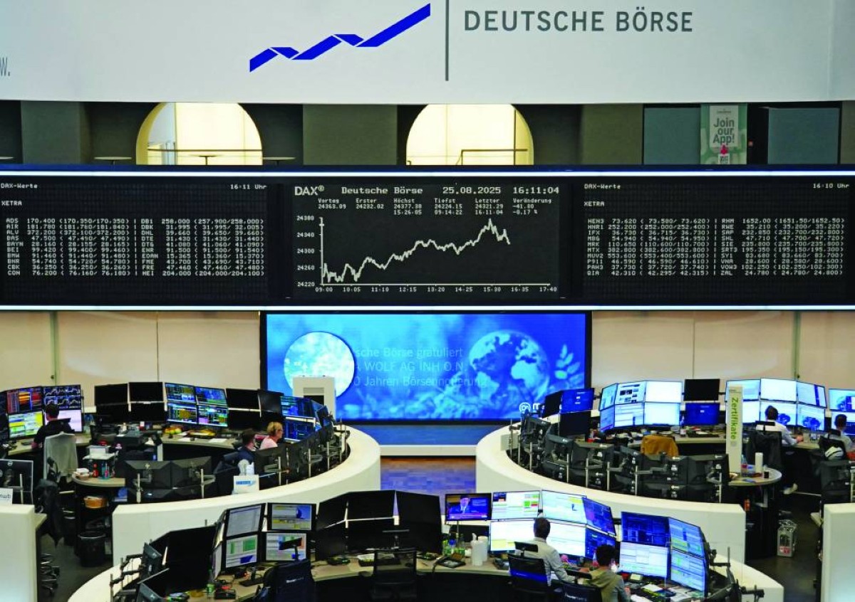 متعاملون يتابعون شاشات التداول في بورصة فرانكفورت