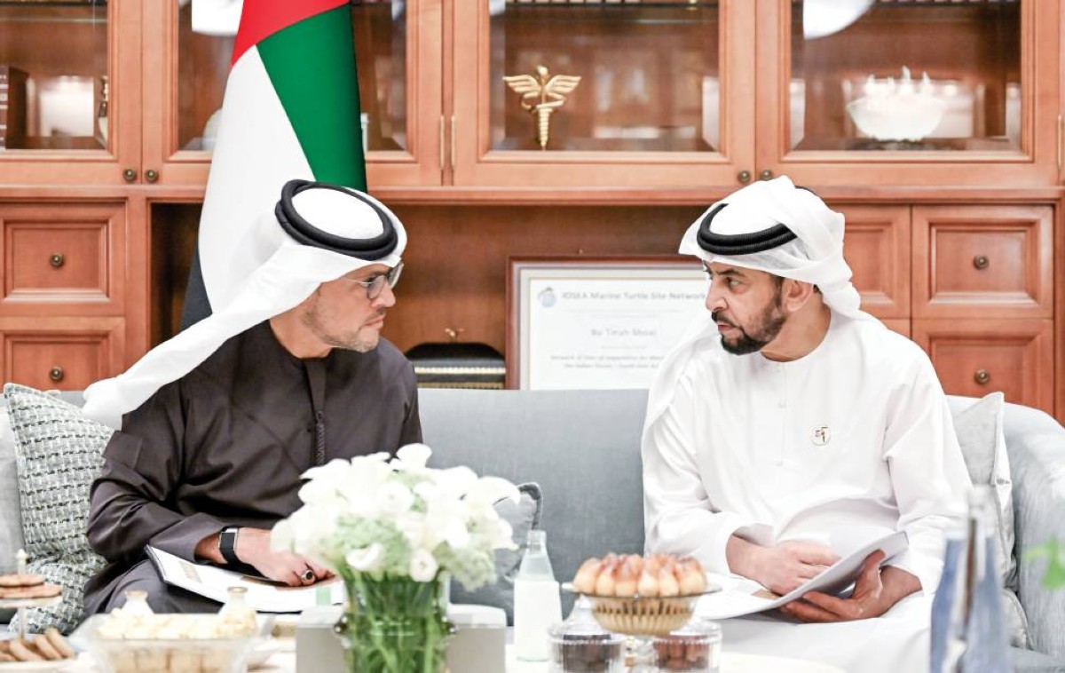 حمدان بن زايد خلال استقباله محمد الشرفاء