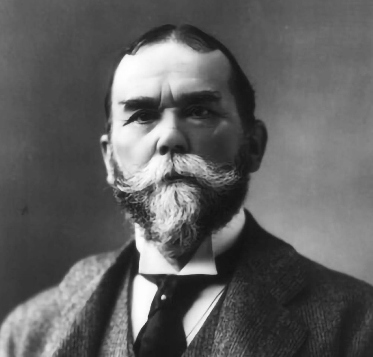 1899 -  وزير الخارجية الأمريكي جون هاي يقترح سياسة الباب المفتوح على الصين.