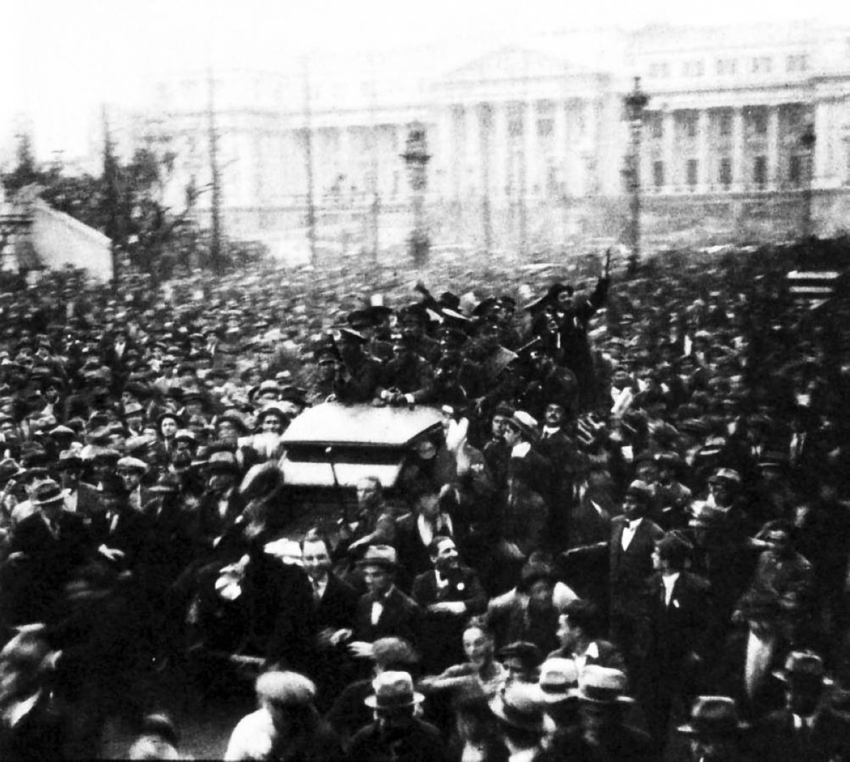 1930 -  الإطاحة بالرئيس الأرجنتيني المنتخب هيپوليتو إيريغوين إثر انقلاب عسكري.