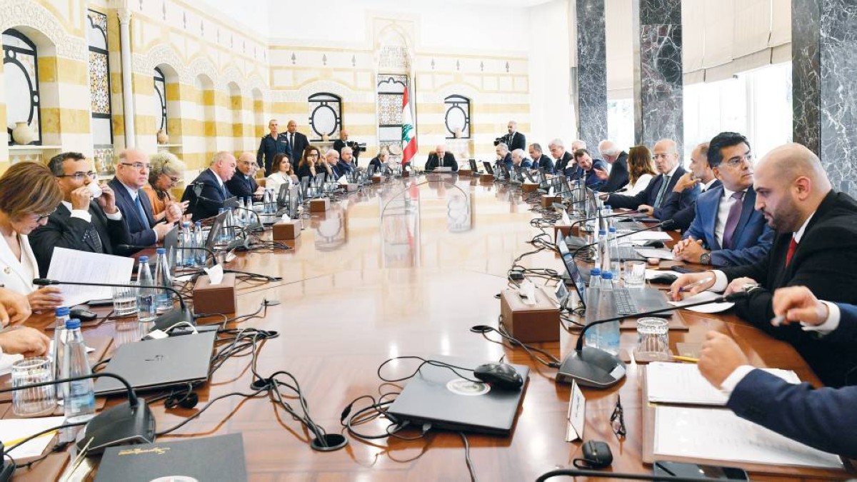 مجلس الوزراء اللبناني خلال اجتماعه في قصر بعبدا الرئاسي بضواحي العاصمة بيروت