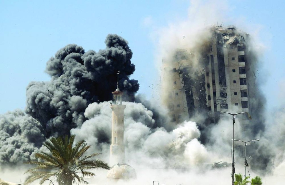 تصاعد أعمدة الدخان إثر غارة إسرائيلية على برج مشتهى في حي الرمال بمدينة غزة 