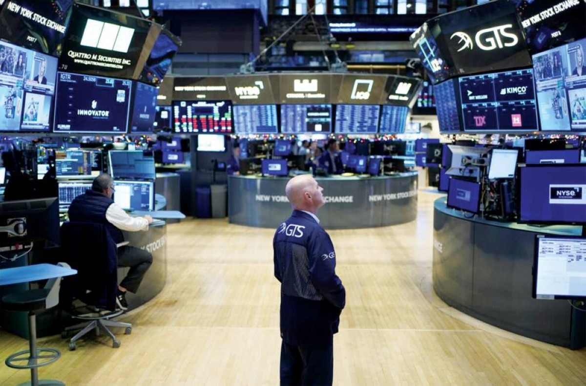  مستثمر يتابع أداء المؤشرات في «وول ستريت» 