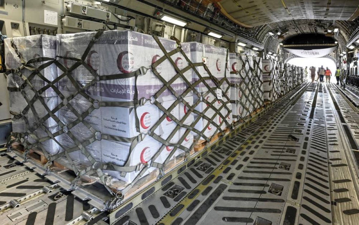  جانب من عملية تحميل المساعدات على متن طائرة الشحن 