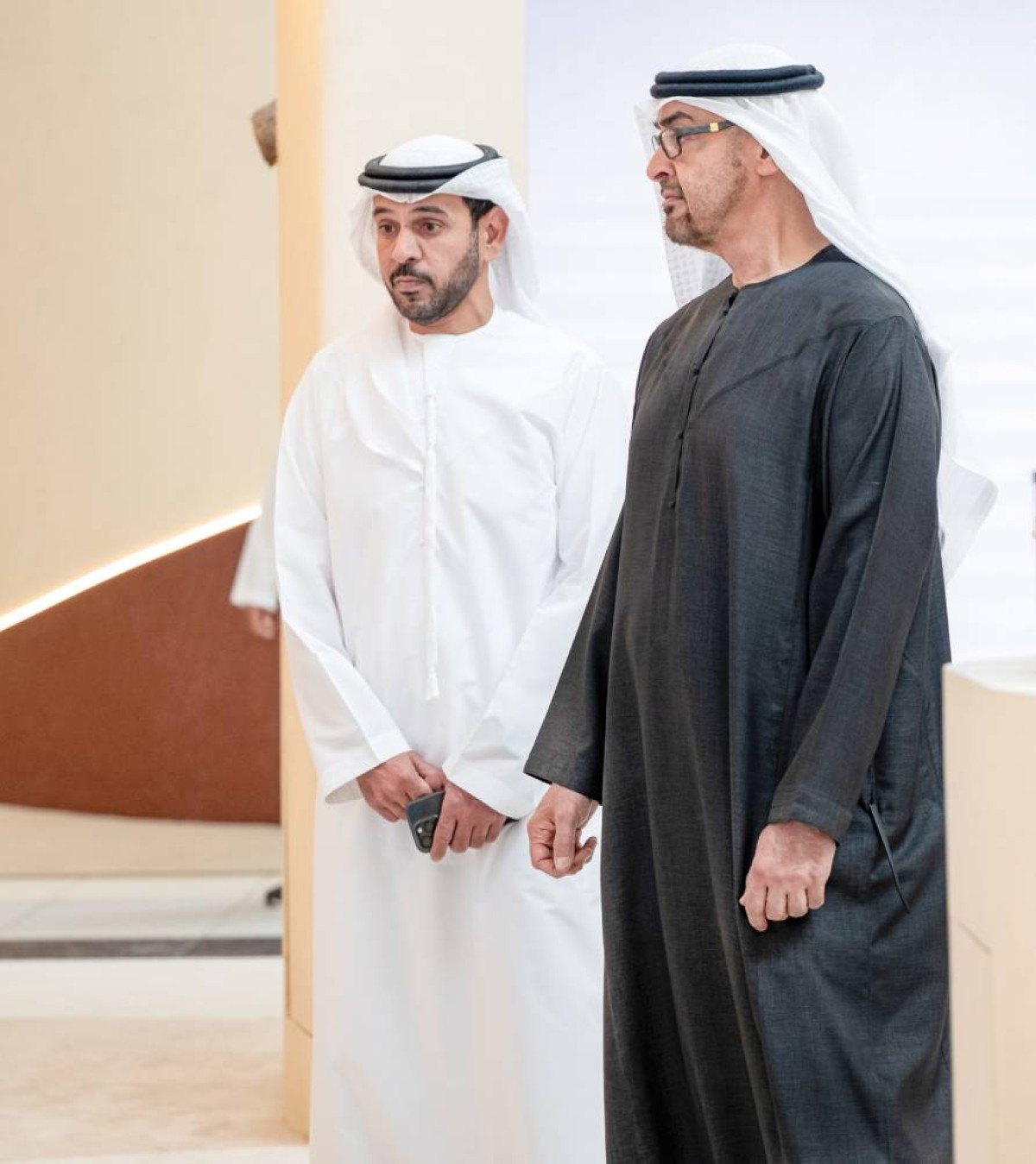  محمد بن زايد خلال زيارته المعرض 