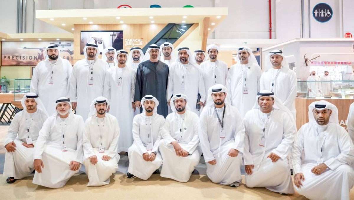  محمد بن زايد في صورة مع عدد من العارضين 