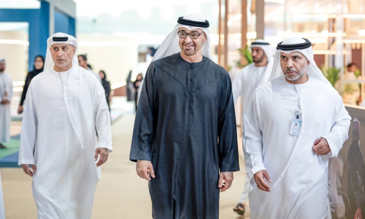  محمد بن زايد خلال جولته في المعرض يرافقه حميد الظاهري 